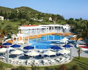 Holiday flat in Pefkochori with a terrace and communal pool - Pefkochori - Pool