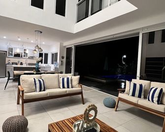 Lazo Beach House, Costa del Sol - San Luis Talpa - Sala de estar