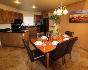 Experience the elegance of Sedona Springs Resort, 1-bedroom suite with a loft. - Sedona - Nhà hàng