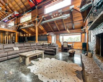 Coyote Creek Ranch - Rustic Family Reunion Ranch Or Wedding Venue - Cleburne - Salónek