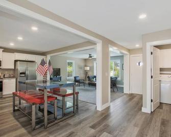 Updated 4 Bedroom Home w/ Patio Near Golf Course! - Derby - Comedor