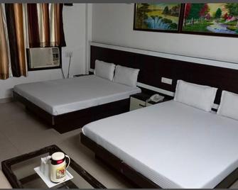 OYO Rooftop Inn - Gorakhpur - Bedroom