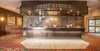 Quality Inn and Conference Centre - Red Deer - Front desk