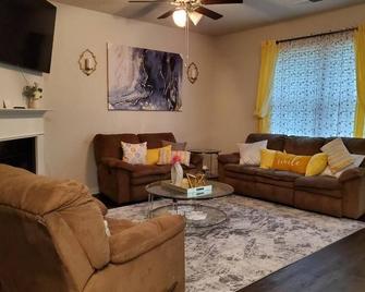 Pet Friendly 3Bed 2Bath Covington Cozy Hideaway - Covington - Huiskamer