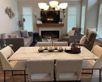 Lake Osoyoos, Apex Skiing & Wine tasting vacations, Snowbirds rental specials. - Osoyoos - Dining room