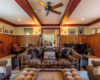 Charming VT ski retreat with hot tub, pool, fire pit & endless mountain views - Weston - Lounge