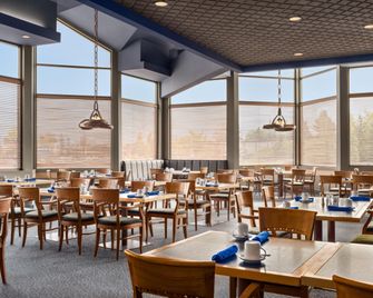 Royal Hotel West Edmonton, Trademark Collection by Wyndham - Edmonton - Restaurant