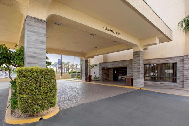 Comfort Inn Suites Anaheim 89 1 9 2 Anaheim Hotel Deals