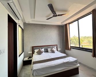 Pratibha Hotel and Restaurant - Gangāpur City - Bedroom