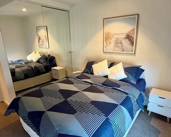 Enjoy the local vibe & city surroundings + parking. Modern & family friendly. - Collingwood - Спальня