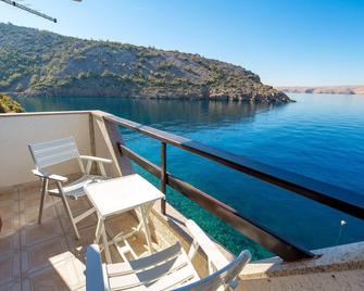 Cozy Apartment In Jablanac - Jablanac - Balcón