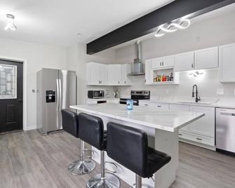 Willow Inn Suites - Eau Claire - Kitchen