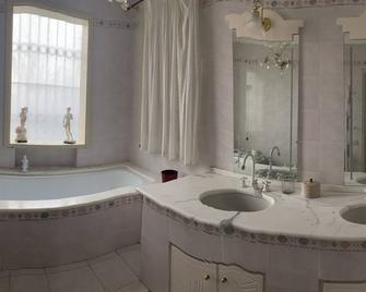 Lake View Villa With Private Pool, Beautiful Strategic Position - Massarosa - Bagno