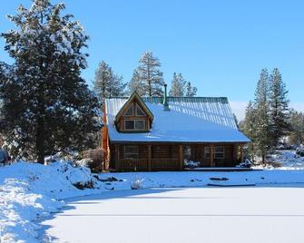 Wonderfully Unique Riverfront Cottage very close to Crater Lake National Park - Chiloquin - Edificio
