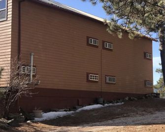 Black Hills Cabins & Motel at Quail's Crossing - Hill City - Bâtiment