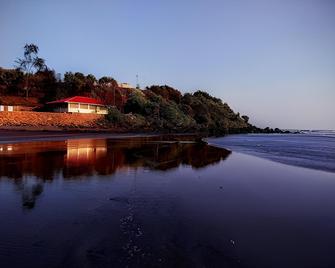 Whistling Waves Beach Resort - Dāpoli - Playa