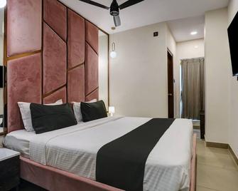 OYO Townhouse 1195 Hotel Vihari - Ellore - Bedroom