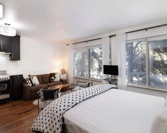 Perfect Inside Downtown Aspen Location! Romantic 1300 ft, 4 Blocks or 396 m, to AJAX or Aspen Mountain - Aspen - Yatak Odası
