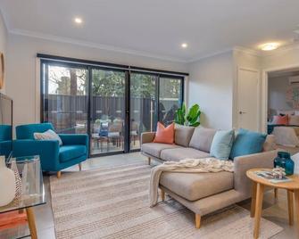 Merchant's Court, Quiet and Central 3 bedroom townhouse - Wangaratta - Living room