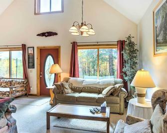 Marble Hideaway Cabin with Mountain Views and Deck! - Carbondale - Living room
