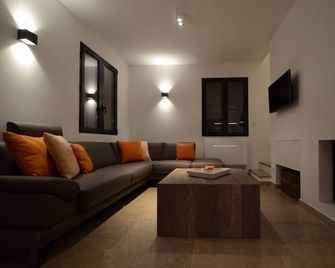Spacious villa in a modern Provencal style, at the foot of bald mountain Ventoux - Malaucène - Living room