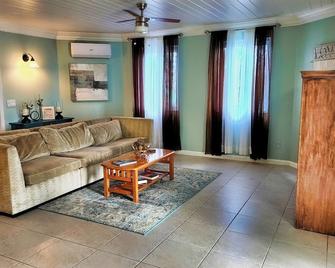 Fernhills Hideaway - Marsh Harbour - Marsh Harbour - Living room