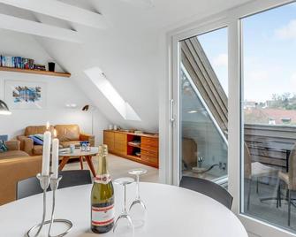 2 Bedroom Cozy Apartment In Svaneke - Svaneke - Dining room