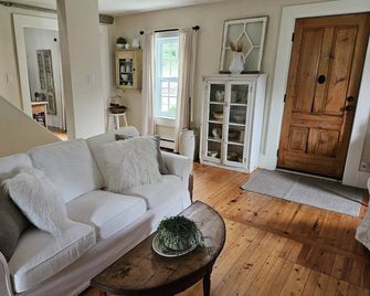 Cozy Cape Located In The Beautiful Seaside Town of Mahone Bay - Mahone Bay - Obývací pokoj