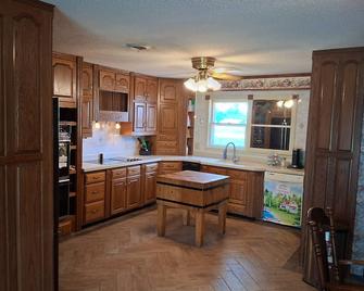 Bike, Fish, Relax 3 Br Lakefront Ranch House - Iola - Keuken