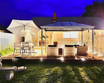'The Zophey House' A Charming Coastal Cottage - Rosebud - Patio