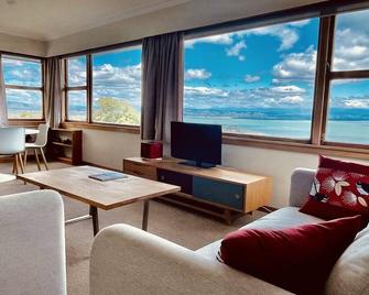 Sun-kissed, seaside sanctuary in Britannia Heights: relax with great views - Nelson - Wohnzimmer