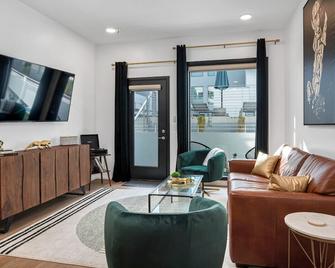 Upscale Cozy Nashville Condo With Pool, Patio, Parking - Nashville - Living room