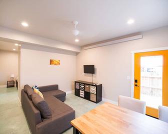 In Salida, a Modern Ground Floor Suite. Private, custom flagstone patio & yard. - Salida - Living room
