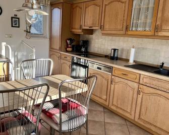 'Elbparadies' Ferienhaus am Niegripper See mit Pool - Burg bei Magdeburg - Cocina
