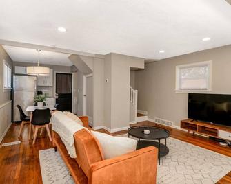 2-Bedroom, 1-Bathroom Retreat in Brook Park - Brook Park - Wohnzimmer