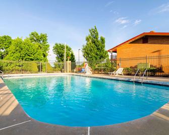 Econo Lodge Inn & Suites I-35 at Shawnee Mission - Overland Park - Svømmebasseng