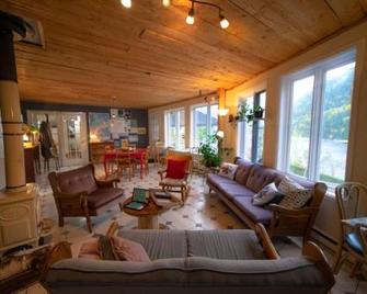 Auberge Jeunesse Rose Des Vents - Sainte-Rose-du-Nord - Wohnzimmer