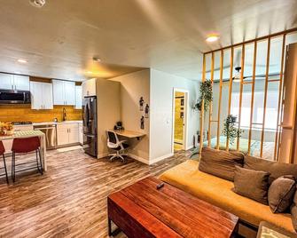Private-Suite, Kitchen, Laundry, Rainfal - El Centro - Living room
