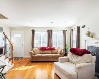Winner's Getaway - Norwich - Living room
