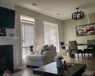 Welcoming Ranch in desire Woodstock VERY close to Roswell, GA - Woodstock - Huiskamer