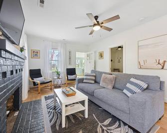 Charming 3-bedroom house with AC, WiFi in fantastic Hampton - Hampton - Living room