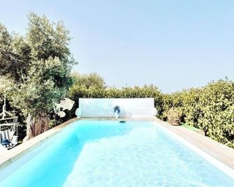 Villa in residence with swimming pool. Relaxation and comfort 5 minutes' drive from the sea - Rutigliano - Piscina