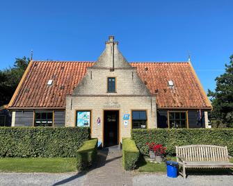 Well-kept chalet with gas stove, on the mudflats - Hippolytushoef - Edificio