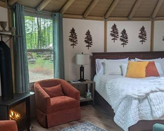 Luxury yurt cabin on park-like property 10 minutes from scenic Grand Rapids. - Grand Rapids - Спальня