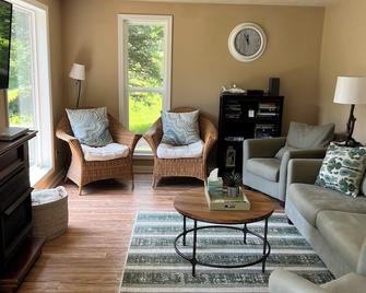 Waterfront River House - kayak, fish, & relax! - Sparta - Sala de estar