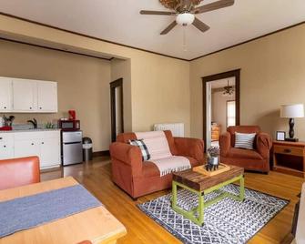 Peabody 3 Adorable Apartment - Memphis - Living room