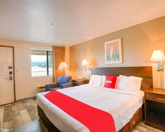 OYO Woodland Hotel And Suites - Woodland - Schlafzimmer