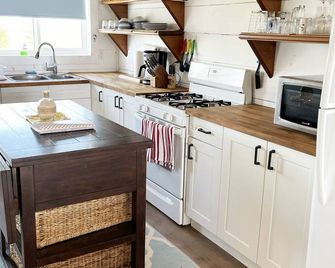 Quaint Cottage On The Beach in the South End - Hope Town - Kitchen