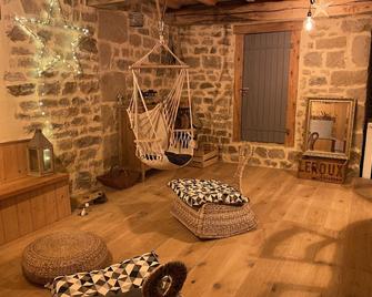 Charming stone house in Charollais Brionnais with breathtaking views - Martigny-le-Comte - Sala de estar