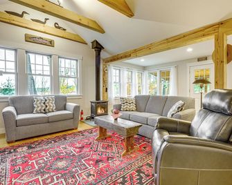 Ski & Hike! New London Cottage w/ Beach Access - New London - Wohnzimmer